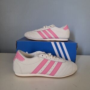 🆕️ Adidas Taekwondo LA White Sneakers with Pink Stripes size 4.5